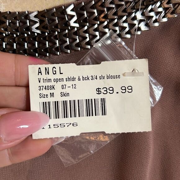 💕NWT Gorgeous blouse💕 - Picture 5 of 7